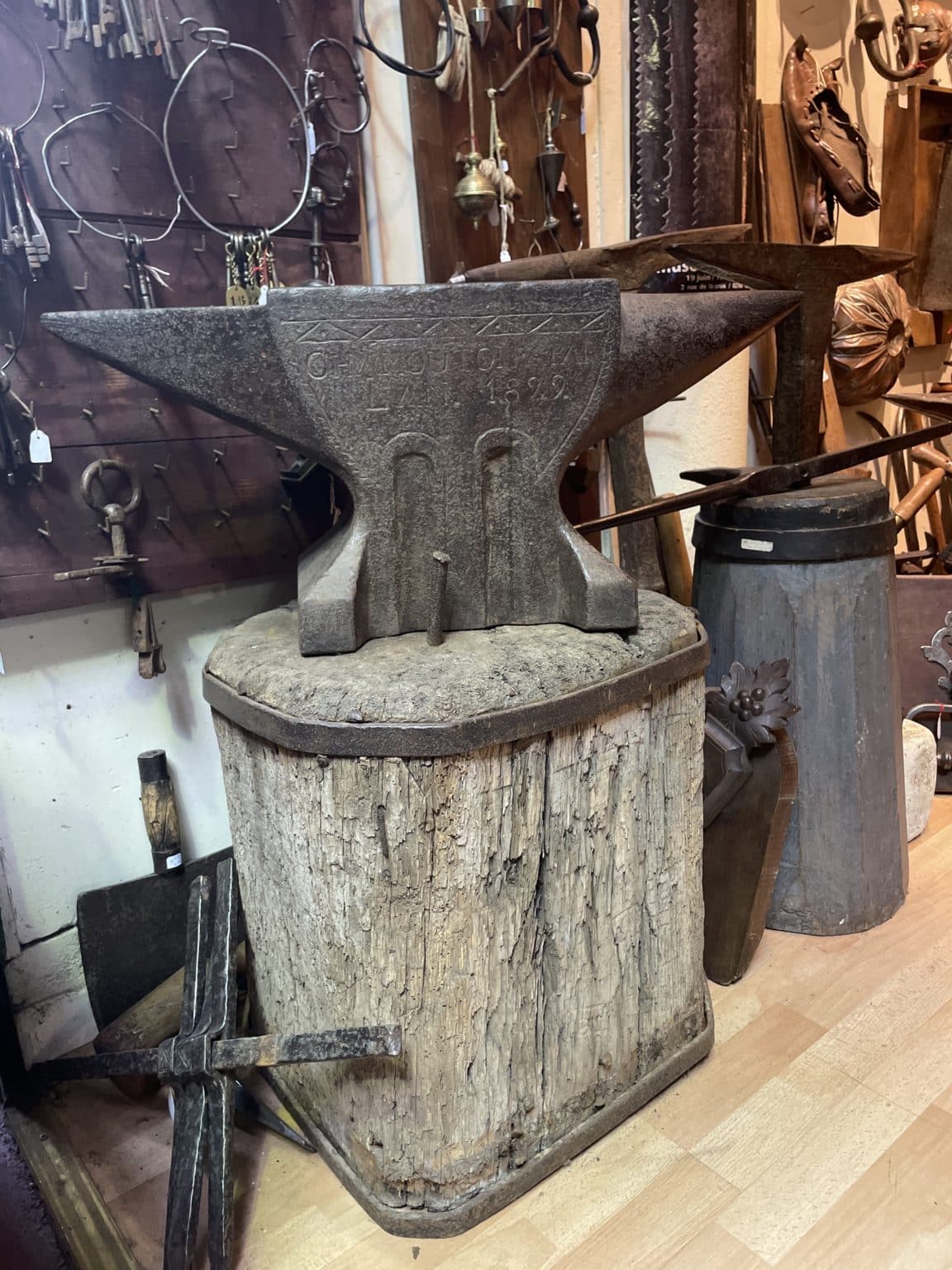 Anvil with pedestal Marché Dauphine