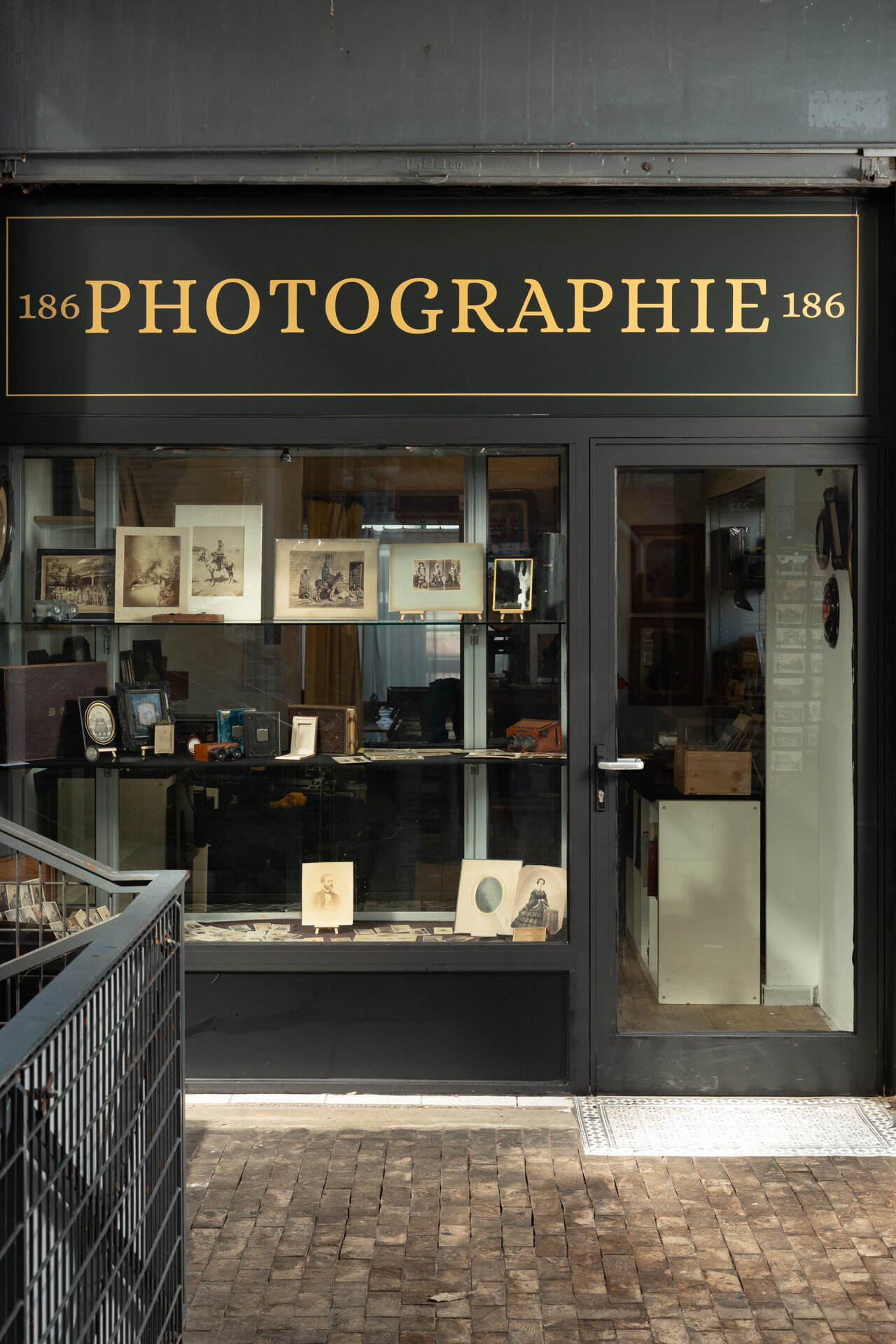 Galerie JeffPhotos au Marché Dauphine aux Puces de Saint Ouen boutique de photographies anciennes