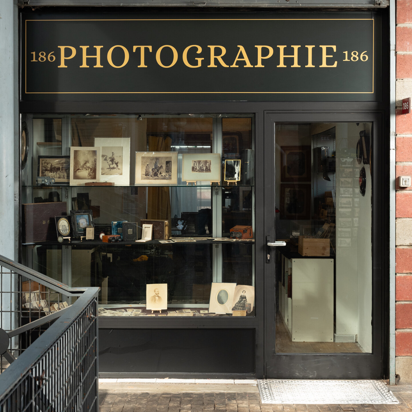 Galerie JeffPhotos au Marché Dauphine aux Puces de Saint Ouen boutique de photographies anciennes